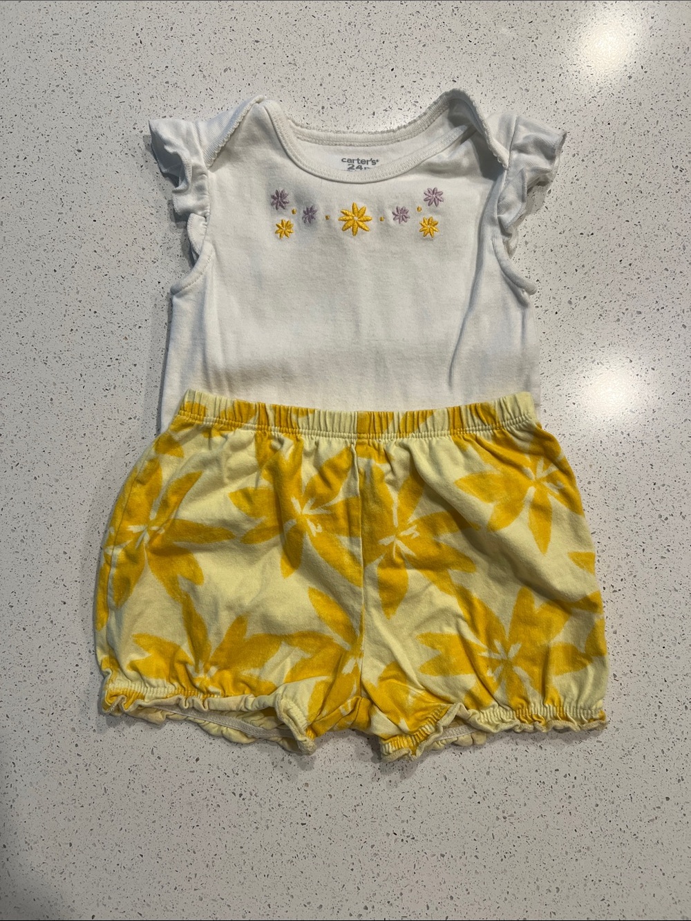 5/$35 EUC Carter's 24 months babygirl 2 pcs set for spring & summer